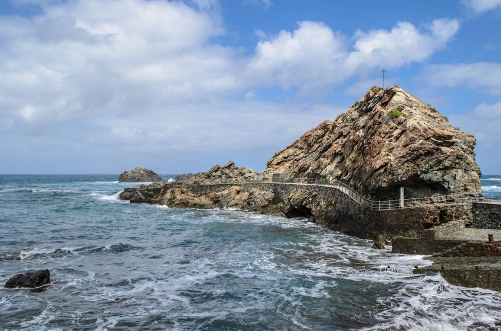 Starka v&aring;gor &ouml;verraskade badg&auml;ster och promenerande p&aring; olika platser runt Tenerifes kust n&auml;r det r&aring;dde varsel om farliga kustfenomen. (Arkivbild)