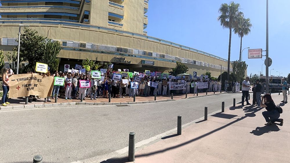 Demonstrationen utanf&ouml;r sjukhuset Costa del Sol. Foto: Carmen T&eacute;llez Valle