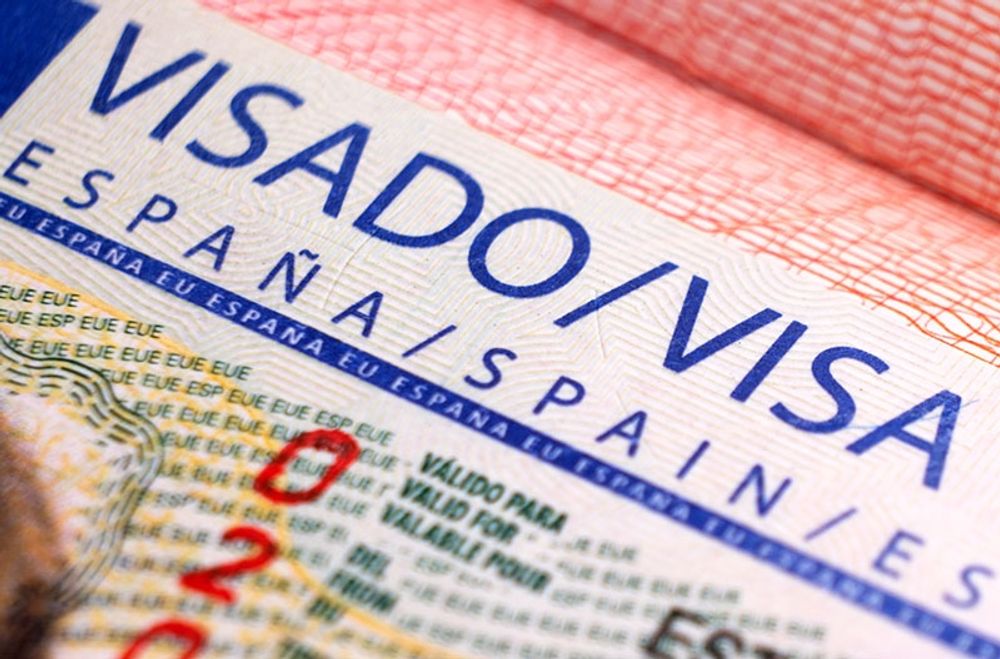 Migranter ska kunna ans&ouml;ka om uppeh&aring;llstillst&aring;nd efter en oreglerad period p&aring; endast tv&aring; &aring;r i Spanien.