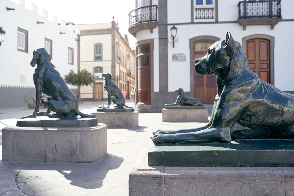 Statyer p&aring; Gran Canaria av hundar, som givit &ouml;gruppen dess namn.