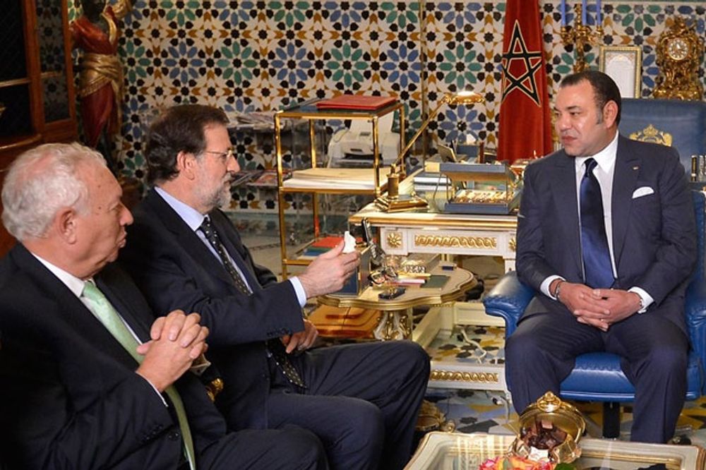 Marockos kung Mohammed VI uppges vara missn&ouml;jd av flera sk&auml;l med den nuvarande spanska regeringen. Fotot &auml;r fr&aring;n ett tidigare bes&ouml;k av d&aring;varande regeringschefen Mariano Rajoy.