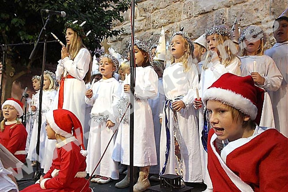 Eleverna p&aring; Svenska skolan i Marbella "lussade" f&ouml;r allm&auml;nheten i gamla stan 13 december.