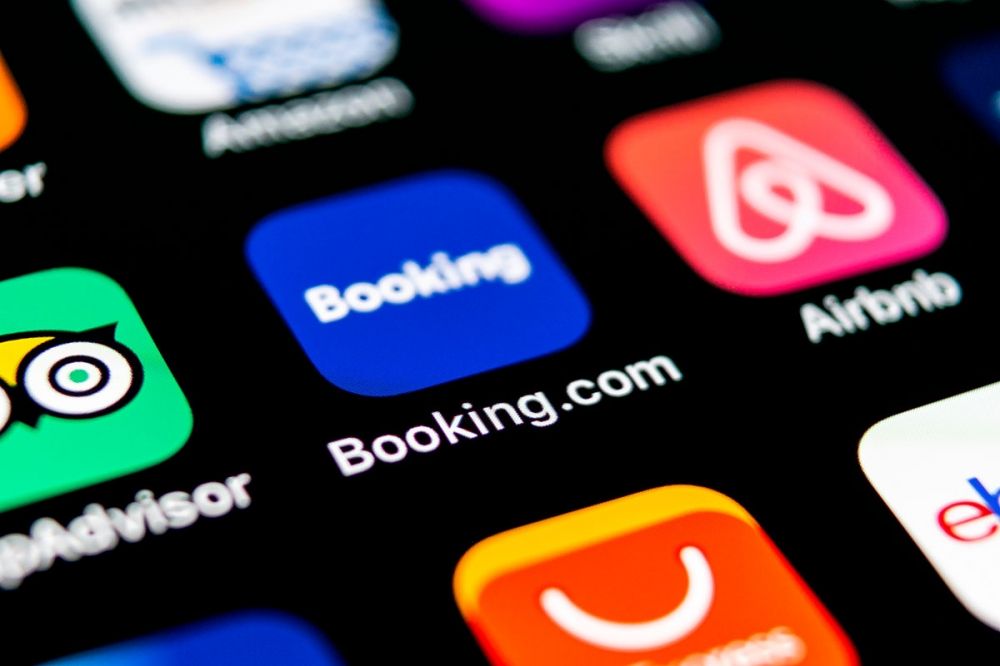 Efter att Airbnb &aring;lagts stryka tusentals hyresobjekt i Spanien till turister har turen nu &auml;ven kommit till Booking.