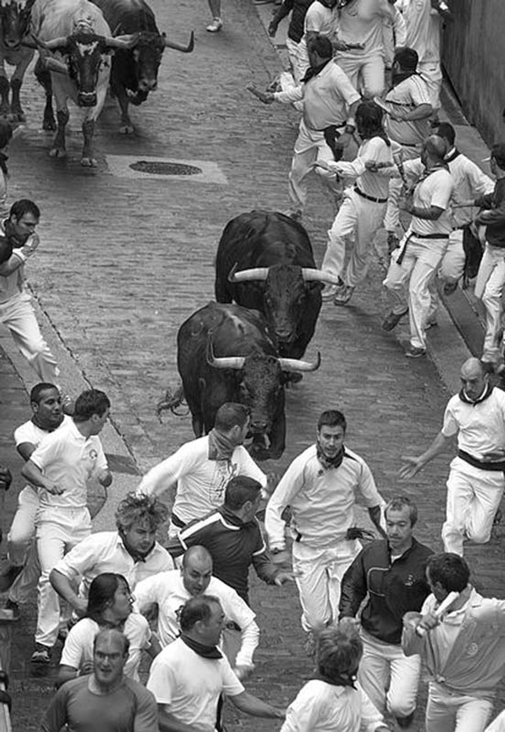 Fyra l&ouml;pare st&aring;ngades i Pamplona 11 juli, men dagens anekdot var att en av tjurarna v&auml;nde tillbaka.