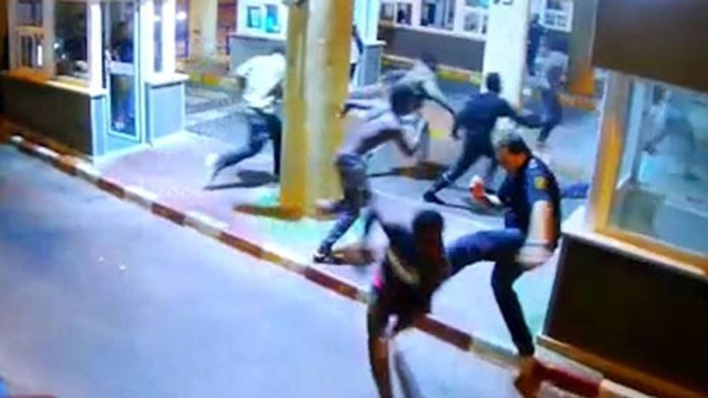 I videon syns tydligt hur en av gr&auml;nsvakterna bryter benet n&auml;r han f&ouml;rs&ouml;ker f&auml;lla en nordafrikan.