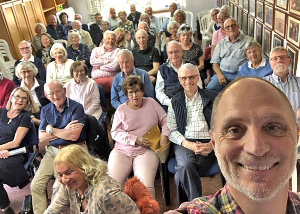 Mats Bj&ouml;rkmans f&ouml;redrag &auml;r om&aring;ttligt popul&auml;ra och s&aring; sent som 4 november hade han publikrekord, med 330 &aring;h&ouml;rare i Nerja. Fotot &auml;r fr&aring;n ett tidigare f&ouml;redrag i La Campana. Detta blir f&ouml;rsta g&aring;ngen som han talar Live, via YouTube.
