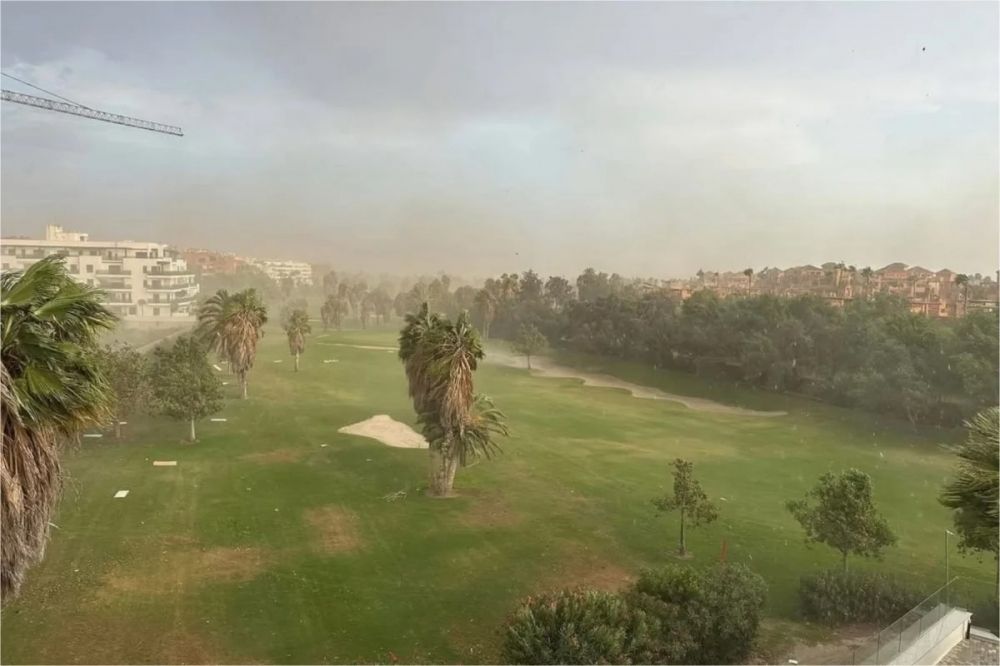 Allm&auml;nheten i bland annat Motril och Almu&ntilde;&eacute;car uppmanades p&aring; s&ouml;ndagskv&auml;llen att h&aring;lla sig inomhus. Foto: Ayto de Motril