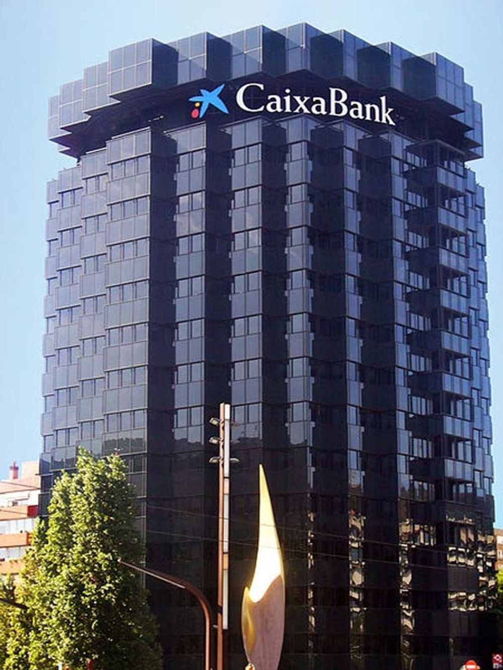 CaixaBank &auml;r Spaniens st&ouml;rsta inhemska bank och hotar att flytta sitt nuvarande s&auml;te i Barcelona.