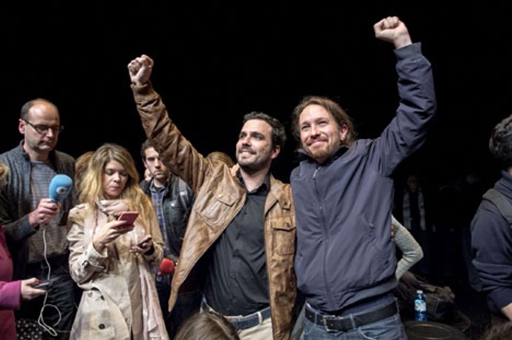 Ledaren f&ouml;r Izquierda Unida Alberto Garz&oacute;n och Podemosledaren Pablo Iglesias firar &ouml;verenskommelsen. Foto: Podemos