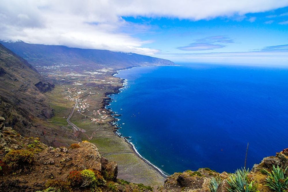 En artikel i tidningen El Pa&iacute;s belyser hur den enorma utmaning som migrationskrisen utg&ouml;r p&aring; den lilla &ouml;n El Hierro bem&ouml;ts med en unik medm&auml;nsklighet fr&aring;n m&aring;nga &ouml;bor.