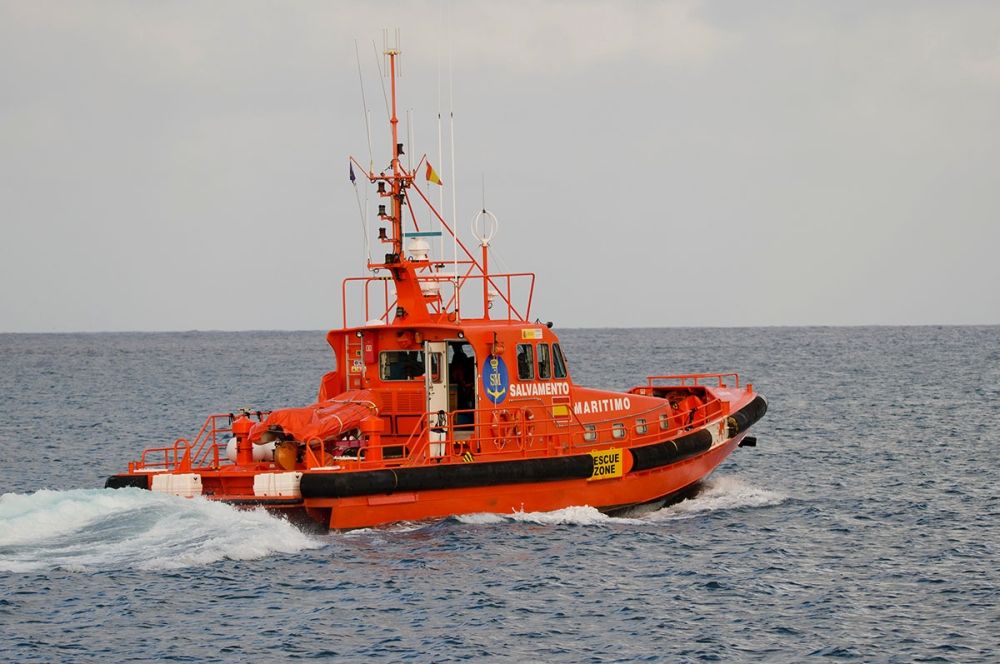 R&auml;ddningstj&auml;nsten b&auml;rgade kroppen ur havet och Guardia Civil f&ouml;rs&ouml;ker fastst&auml;lla offrets identitet.
