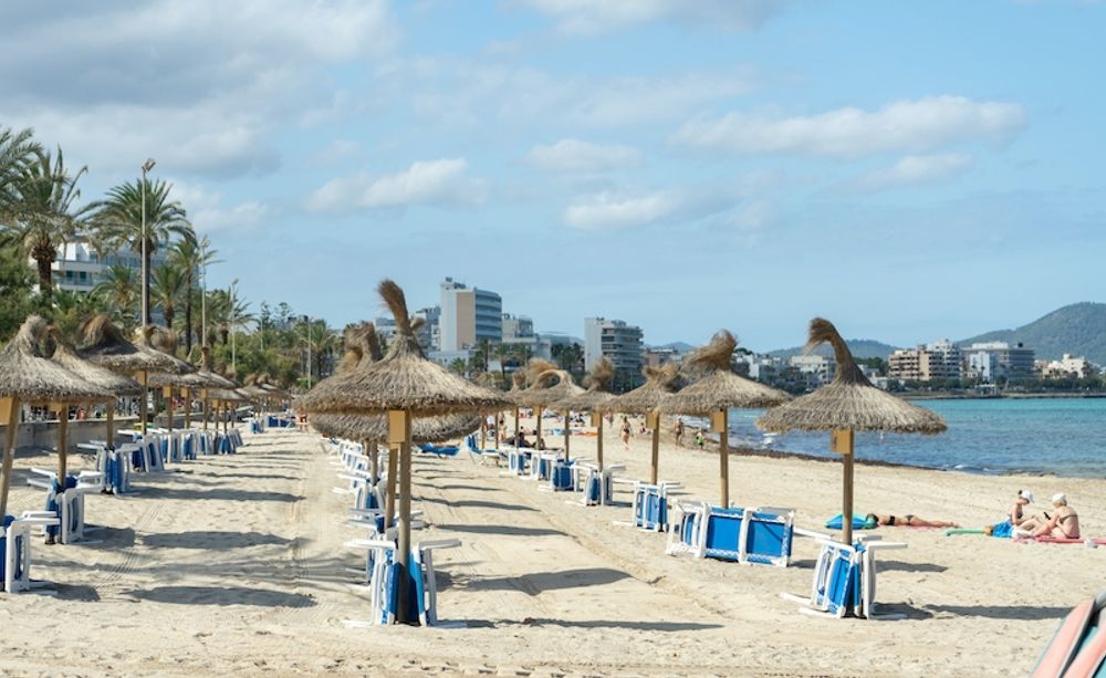 En n&auml;stintill tom strand i Capdepera p&aring; Mallorca, mitt i sommaren. Balearerna &auml;r det geografiska omr&aring;de i Spanien som led den st&ouml;rsta ekonomiska nedg&aring;ngen 2020.
