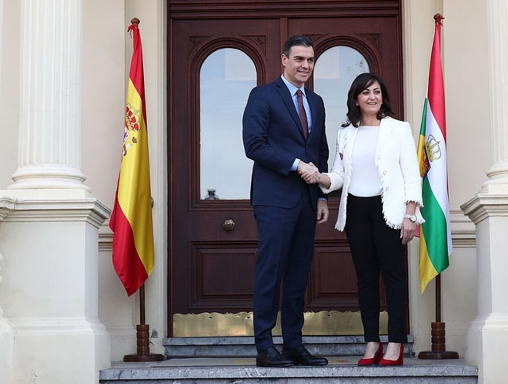 Regionalpresidenten i La Rioja Concha Andreu med regionalpresidenten Pedro S&aacute;nchez, i en arkivbild.