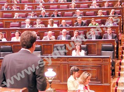 Motst&aring;ndare eller bundsf&ouml;rvanter? PSOE och PP har tillsammans st&ouml;rre delen av makten i Spanien.