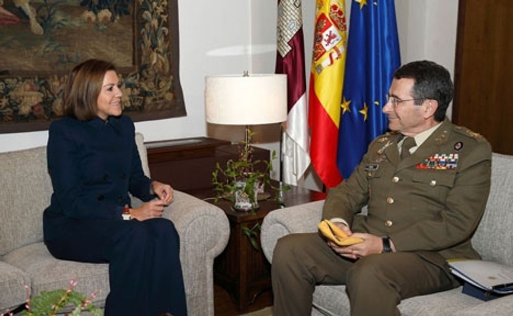 Nuvarande f&ouml;rsvarsministern Mar&iacute;a Dolores de Cospedal f&ouml;rs&ouml;ker l&auml;ka de s&aring;r som orsakades av hennes partikollega Federico Trillo.