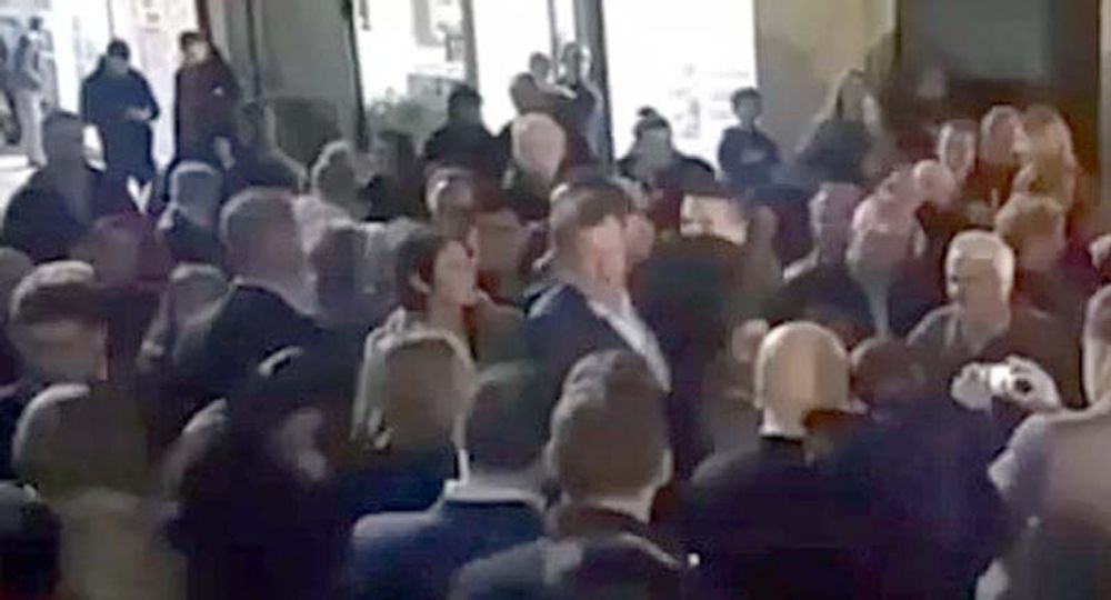 En video visar det brutala knytn&auml;vsslaget. G&auml;rningsmannen &auml;r en k&auml;nd 17-&aring;rig br&aring;kmakare.