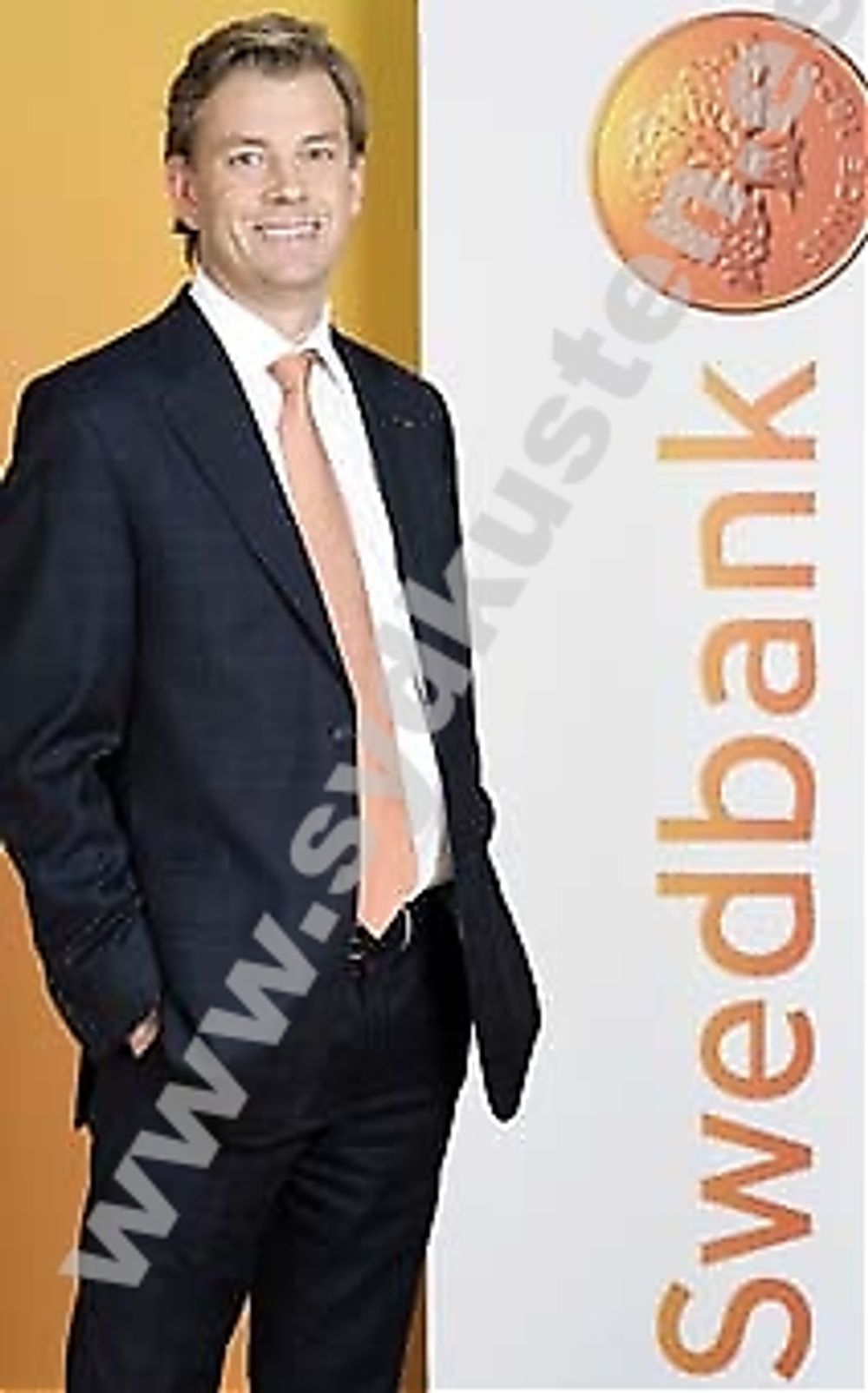 Swedbanks VD sedan ett &aring;r Michael Wolf bes&ouml;ker i slutet av mars Costa del Sol. "Som bank m&aring;ste vi finnas d&auml;r f&ouml;r v&aring;ra kunder, s&aring; att de k&auml;nner sig trygga", s&auml;ger han till Sydkusten
