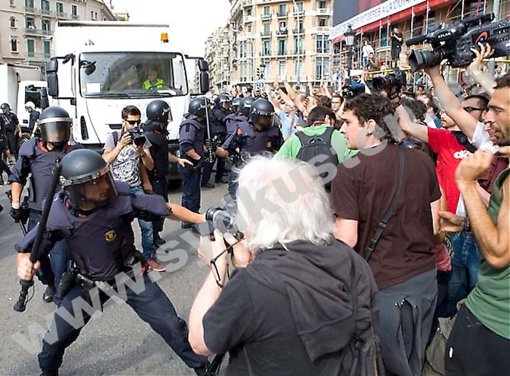 TV-bilder har avsl&ouml;jar hur enskilda kravallpoliser misshandlat b&aring;de demonstranter och fotografer. Bilden &auml;r fr&aring;n tidigare kravaller i &aring;r i Barcelona.
