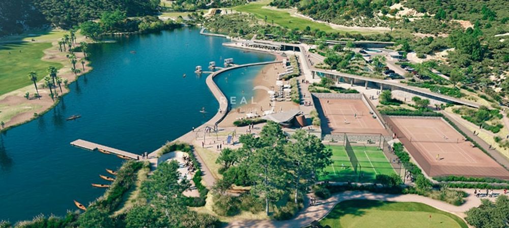 Real de la Quinta best&aring;r av fyra bostadsomr&aring;den med ett nav som utg&ouml;rs av ett n&ouml;jescenter med egen sj&ouml; och golfbana.
