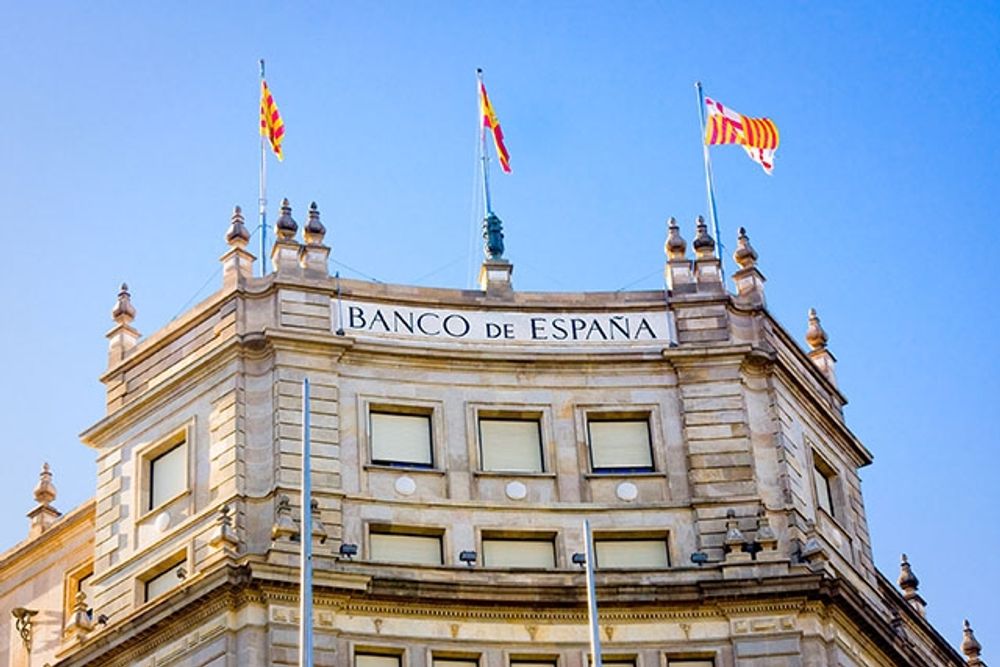 De drygt 3.000 anst&auml;llda p&aring; Centralbanken i Spanien &aring;tnjuter &auml;n idag semesterf&ouml;rm&aring;ner som &auml;r en kvarleva fr&aring;n Francoregimen.