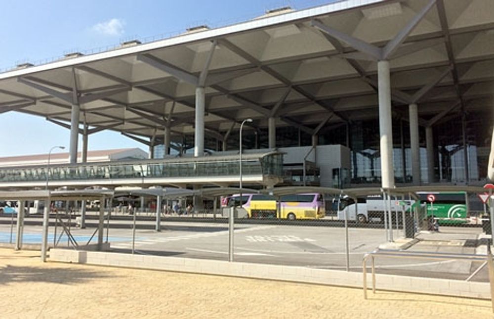 B&aring;de privatbilar och biluthyrningsfirmor leds numera in i parkeringshuset vid Terminal 3 och k&ouml;erna &auml;r l&aring;nga.