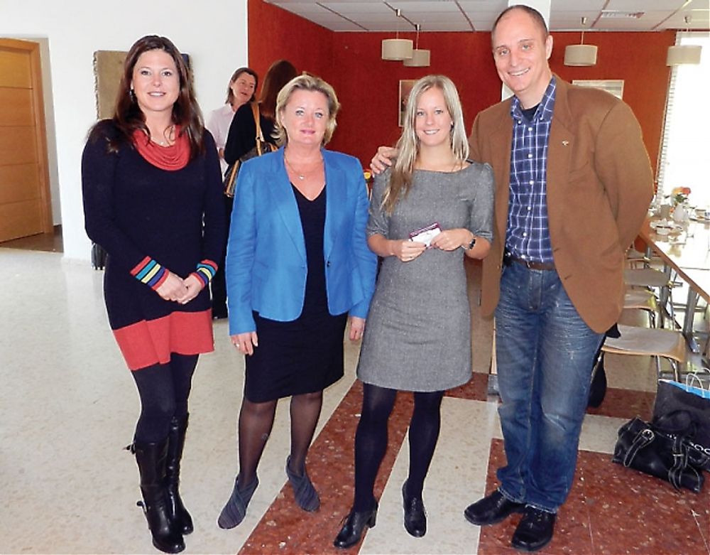 Det blev en mycket givande frukost p&aring; Centro Forestal Sueco 24 november, n&auml;r Svensk-Spanska Handelskammaren kom p&aring; bes&ouml;k hos SWEA Marbella. P&aring; bilden dagens  frukostv&auml;rdinnor Jessika Kroon (Svenska Handelsbanken) och Kajsa Fridberg (Bankinter) med SWEA Marbellas ordf&ouml;rande (i bl&aring;tt) Rose-Marie Wiberg och Handelskammares delegat i Andalusien Mats Bj&ouml;rkman (l&auml;ngst till h&ouml;ger!).