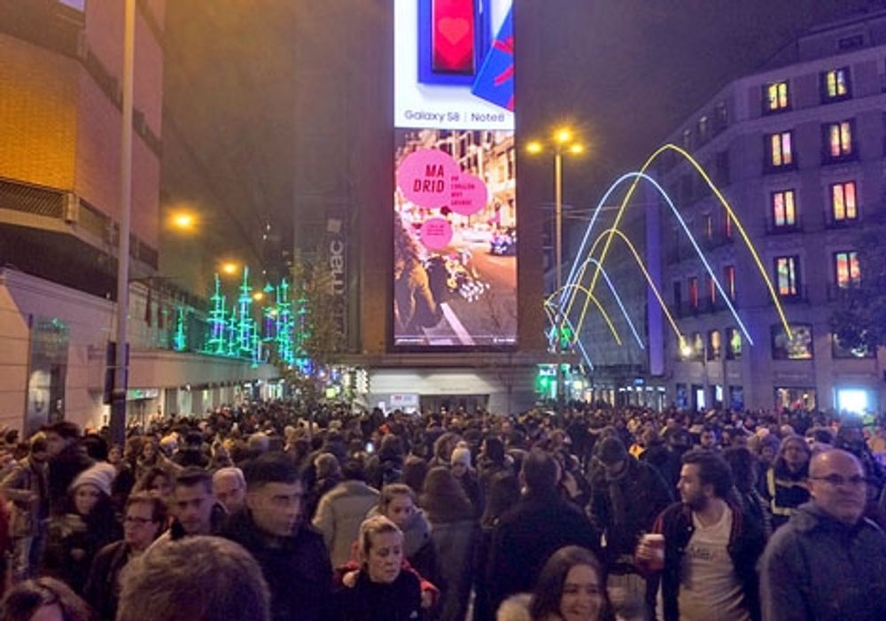 Enkelriktningen till&auml;mpas tidvis vid de tv&aring; stora shoppinggatorna Preciados och El Carmen, som b&aring;da sammanbinder Plaza de Callao och Puerta del Sol.