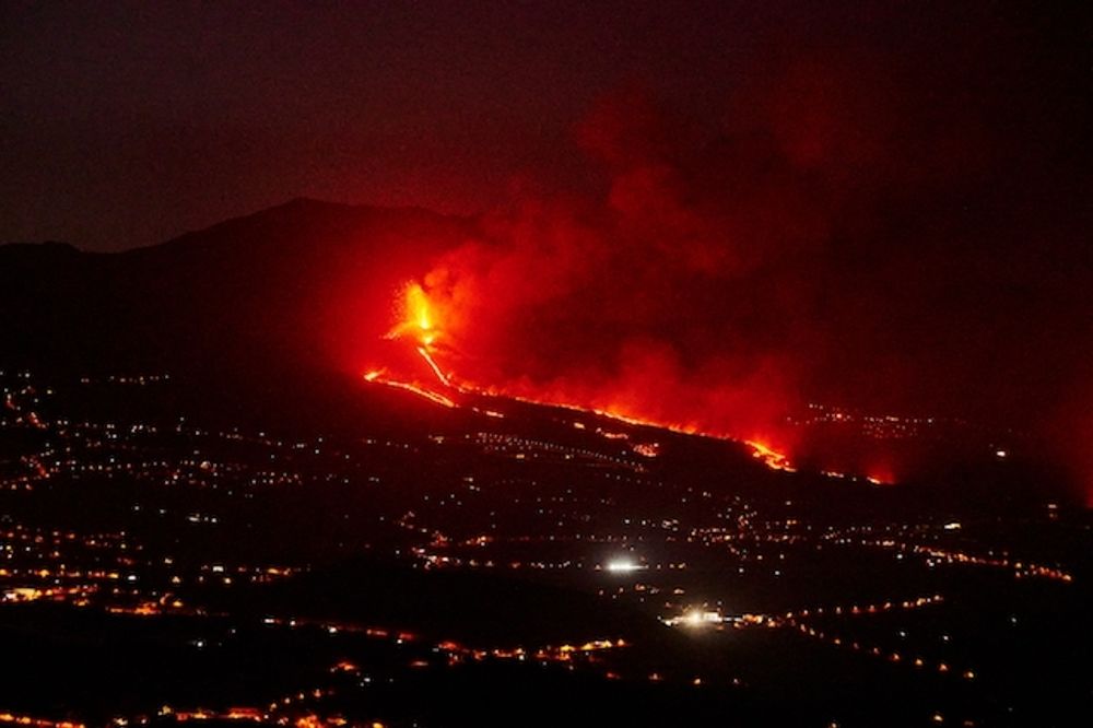 Den nya vulkanen p&aring; La Palma forts&auml;tter efter en m&aring;nads utbrott att begrava nya omr&aring;den.