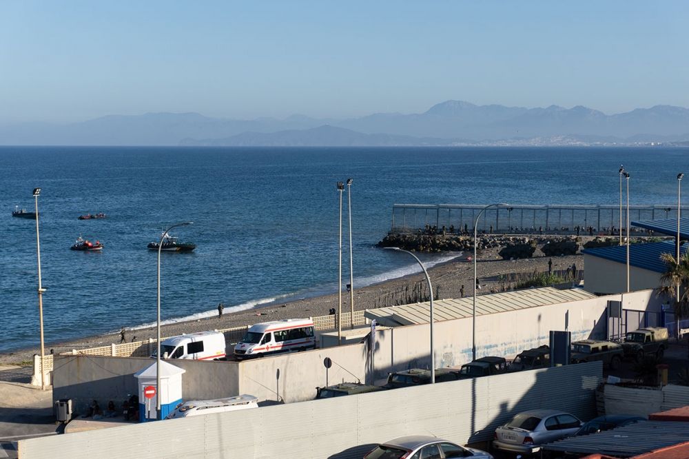Gr&auml;nsstaketet vid El Tarajal i Ceuta &auml;r relativt enkelt att simma runt.