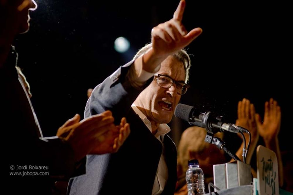 Artur Mas visade ett nytt styrkeprov n&auml;r han infann sig f&ouml;r f&ouml;rh&ouml;r 15 oktober. Foto: Jordi Boixareu