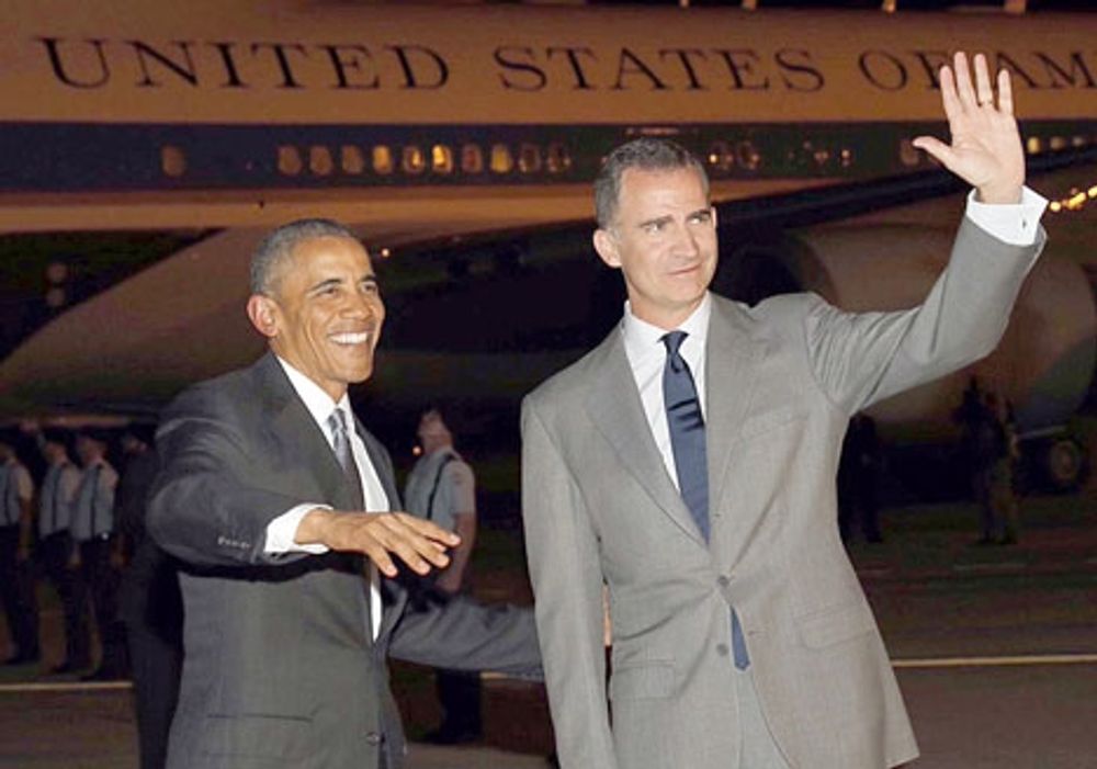 Spaniens kung Felipe VI tog emot Obama vid trappan till presidentplanet Air Force One. Foto: Casa Real