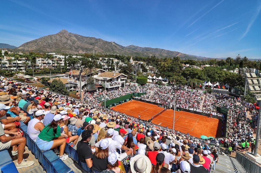 Trots avsaknaden av v&auml;rldsettan Carlos Alcaraz blev det en stor tennisfest p&aring; Puente Romano Club i Marbella. Foto: Ayto de Marbella