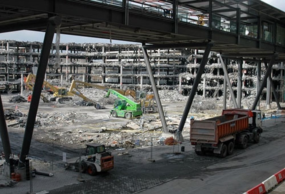 Parkeringshuset vid Barajas totalf&ouml;rst&ouml;rdes av explosionen och tv&aring; personer d&ouml;dades.