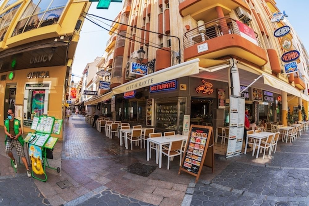 Det maximalt till&aring;tna antalet g&auml;ster per bord p&aring; barer och restauranger i Valenciaregionen ut&ouml;kas till sex personer.