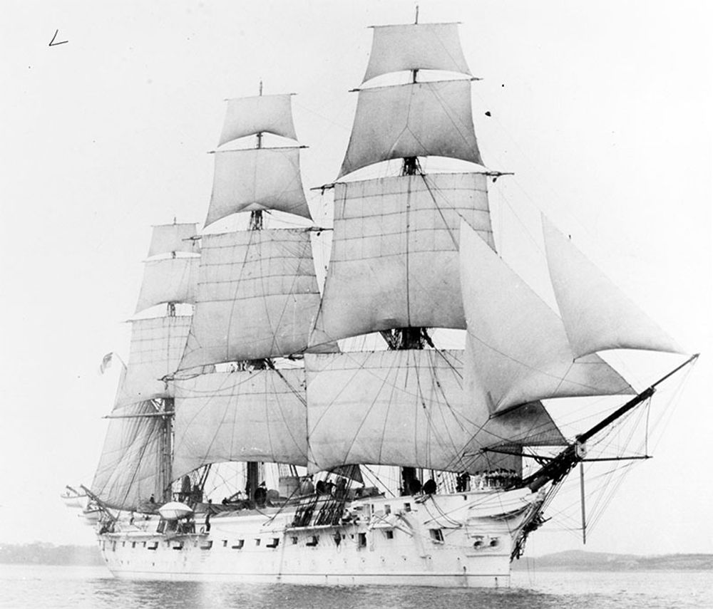 Det st&aring;tliga tyska skolskeppet Gneisenau f&ouml;rliste 16 december 1900 utanf&ouml;r M&aacute;laga.