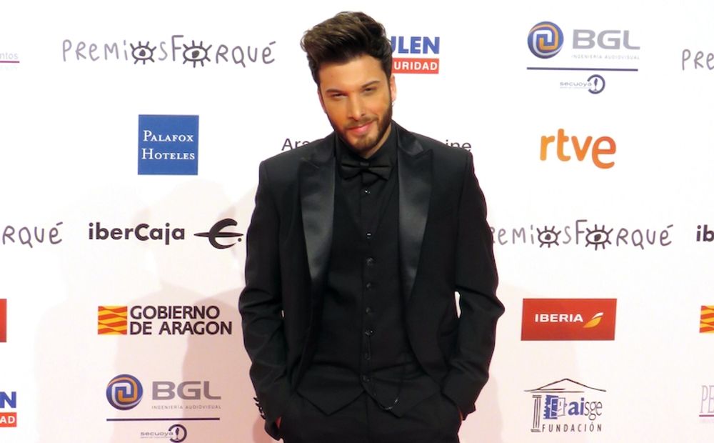 Blas Cant&oacute; blev k&auml;nd som s&aring;ngare i bandet Auryn och har &auml;ven vunnit den popul&auml;ra TV-musikt&auml;vlingen "Tu cara me suena".