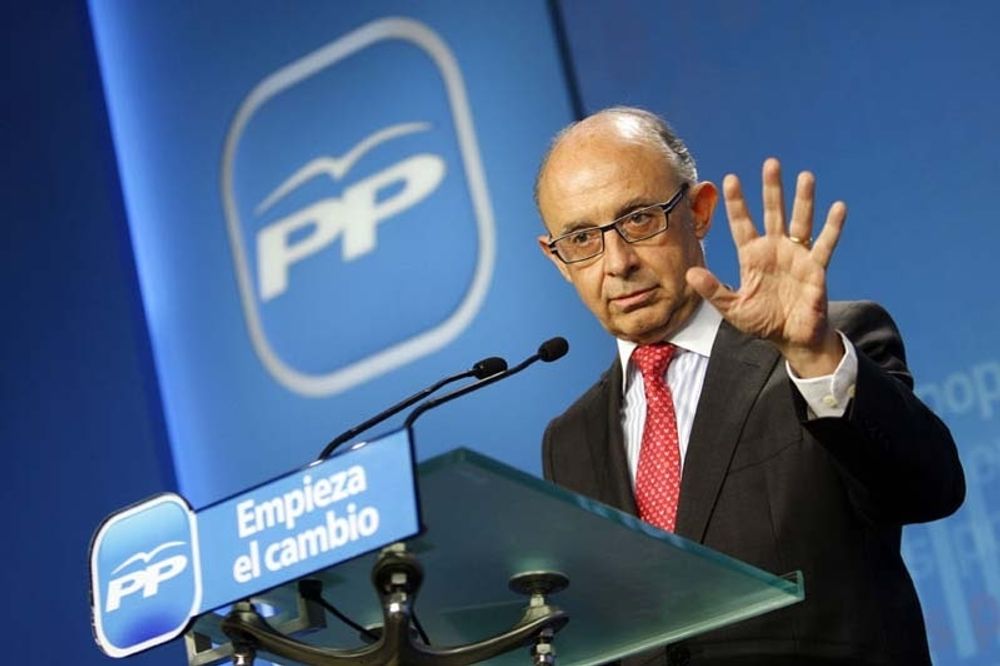 Socialistpartiet PSOE kr&auml;ver skatteministern Crist&oacute;bal Montoros avg&aring;ng.