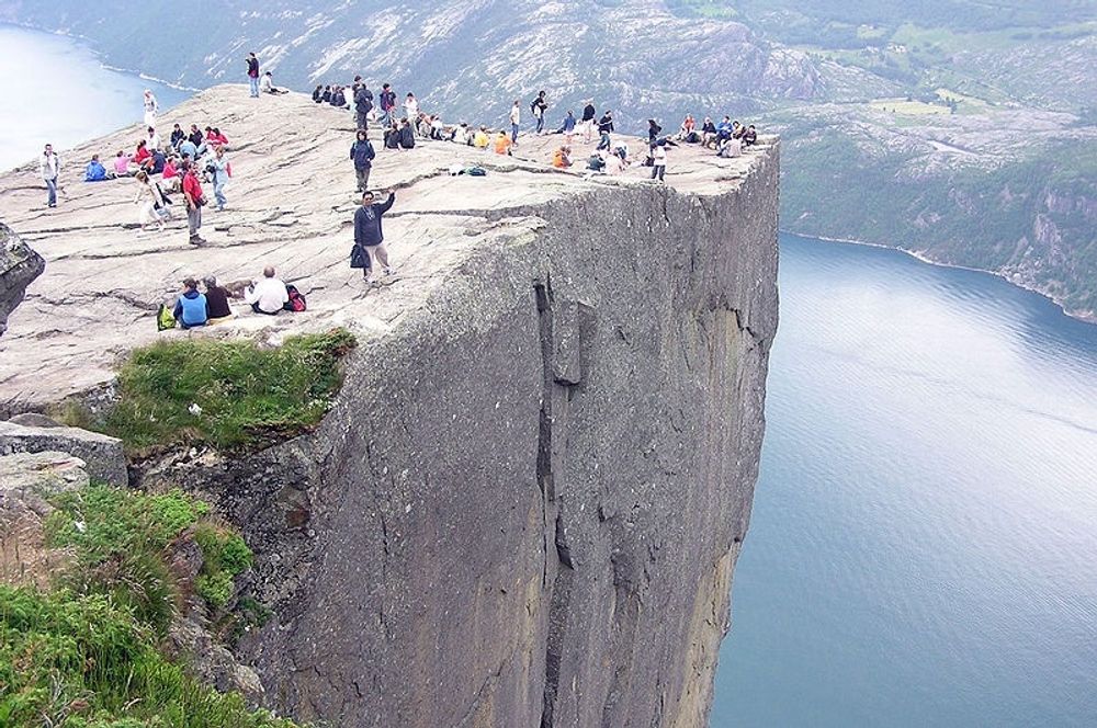 Trots bristen p&aring; r&auml;cken uppges d&ouml;dsfallet vara det f&ouml;rsta vid den k&auml;nda Preikestolen i Norge.