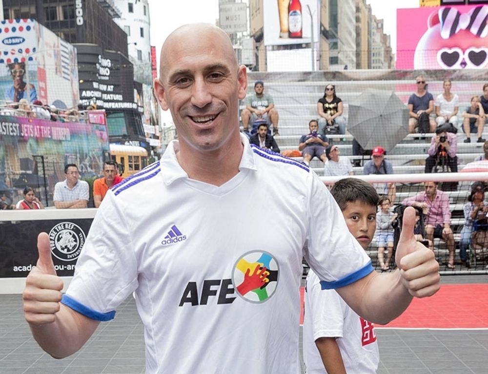Den tidigare fotbollschefen Luis Rubiales egen farbror kastade &auml;gg p&aring; honom mitt under en bokpresentation i Madrid, d&auml;r sl&auml;ktens interna konflikter &aring;ter hamnade i offentlighetens ljus.