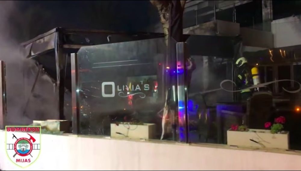 Restaurangen Olivia&acute;s i La Cala de Mijas brann tidigt p&aring; m&aring;ndagsmorgonen och h&auml;ndelsen utreds nu av polisen. Foto: Bomberos de Mijas