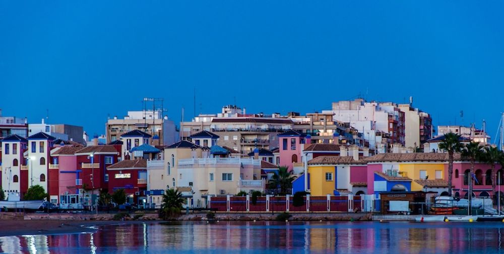 F&aring; byggnader i Torrevieja &ouml;verstiger sex v&aring;ningsplan. Det ser dock ut att bli &auml;ndring p&aring; det d&aring; kommunen &auml;r p&aring; god v&auml;g att godk&auml;nna inte mindre &auml;n 18 skyskrapor.