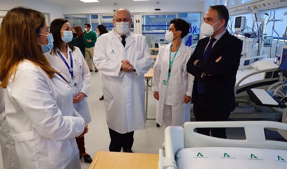 Andalusiens presidentr&aring;d El&iacute;as Bendodo uttalade sig om nedtrappningen i samband med ett bes&ouml;k 8 mars p&aring; regionsjukhuset i M&aacute;laga. Foto: Junta de Andaluc&iacute;a