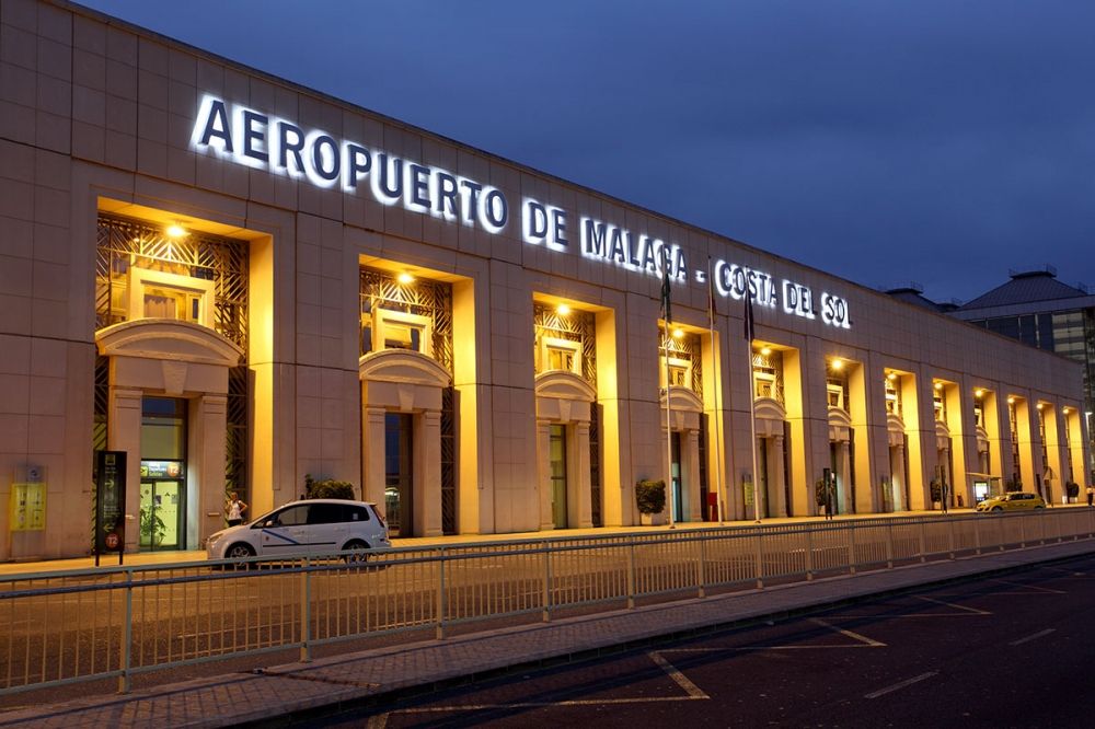 Nattst&auml;ngningen &auml;r en del av ett bredare initiativ fr&aring;n flygplatsmyndigheten Aena att inf&ouml;ra liknande &aring;tg&auml;rder p&aring; andra flygplatser med dygnet-runt-verksamhet i Spanien.