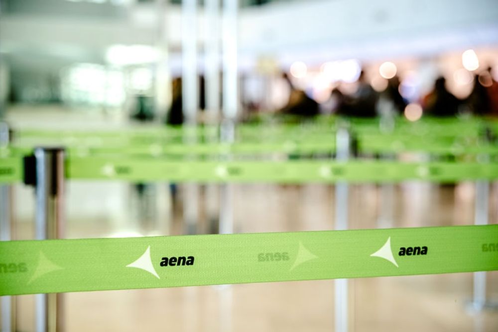 Den varslade strejken bland markpersonalen p&aring; AENA har avlysts men strids&aring;tg&auml;rderna best&aring;r hos kabinpersonalen p&aring; flera flygbolag.