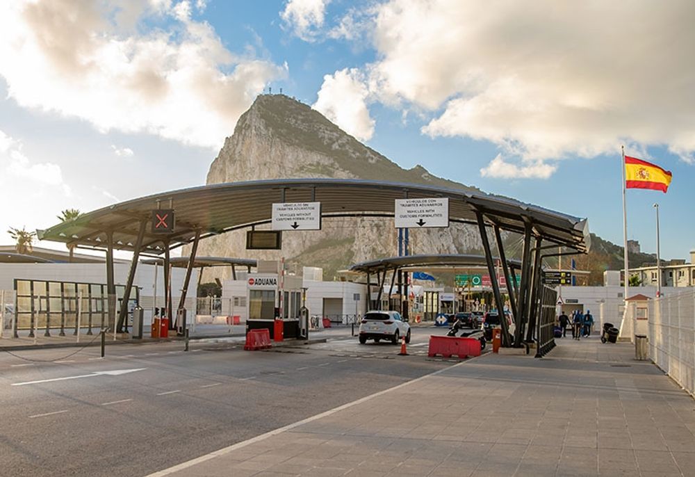Planerna &auml;r att gr&auml;nsstaketet vid Gibraltar helt ska f&ouml;rsvinna och kontroller endast uppr&auml;tth&aring;llas p&aring; flygplatsen och hamnen p&aring; klippan.
