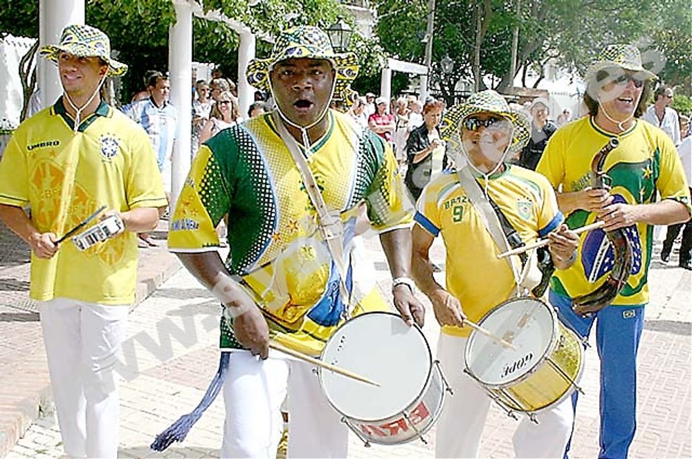 En brasiliansk gatuparad invigde festivalen.