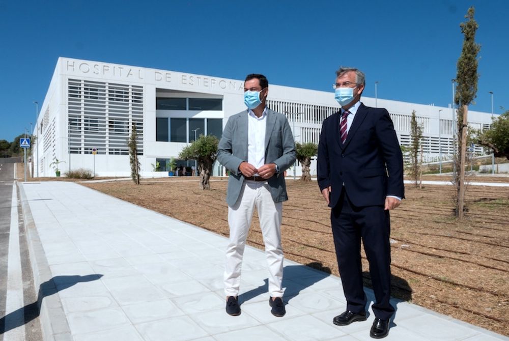 Andalusiens regionalpresident Juan Manuel Moreno Bonilla och Esteponas borgm&auml;stare Jos&eacute; Mar&iacute;a Garc&iacute;a Urbano framf&ouml;r kommunens nya sjukhus. Foto: Ayuntamiento de Estepona