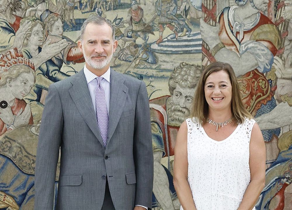 Dagen efter att Francina Armengol blivit utn&auml;mnd till ny talman i parlamentet blev hon traditionellt mottagen av kung Felipe, som nu inleder &ouml;verl&auml;ggningar med representanterna f&ouml;r de olika partier som erh&aring;llit representation i kammaren. Foto: Casa Real