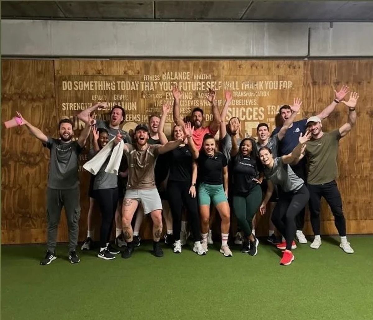Groep collegas trainend bij Healthy Roots