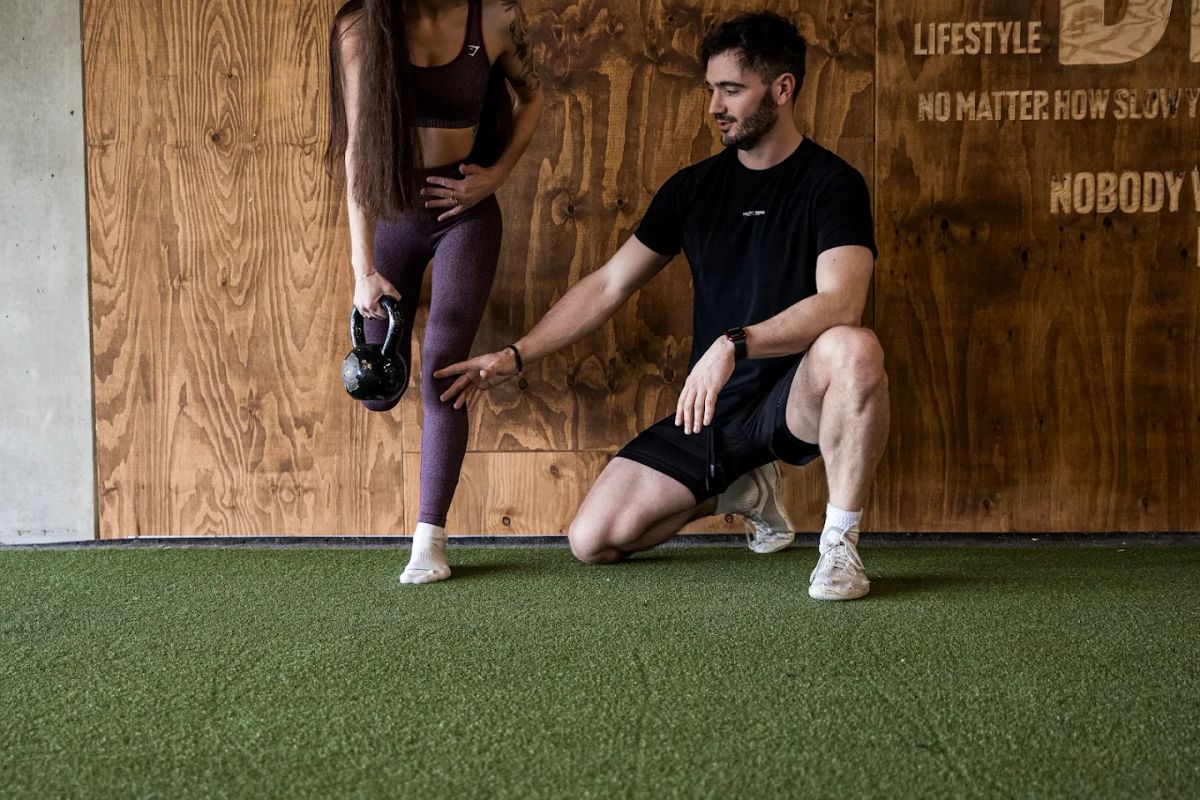 Rick coacht een kettlebell oefening